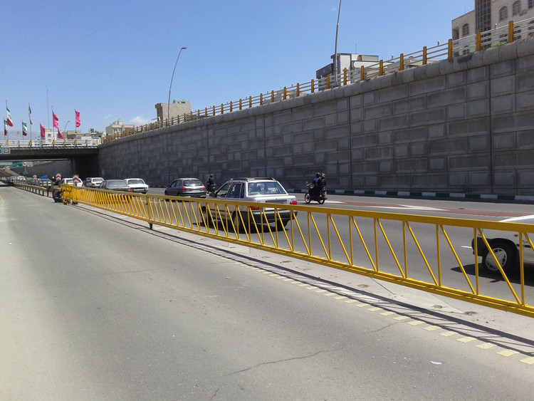 گیت اضطراری تقاطع اتوبان امام علی(ع) خیابان دماوند.تهران.